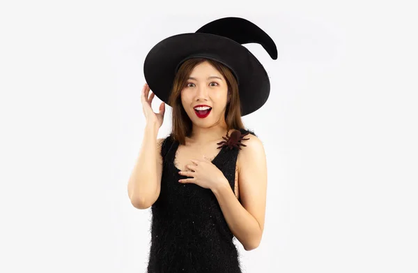 Cadılar Bayramı Teması Siyah Elbiseli Cadı Şapkası Takan Beyaz Arka — Stok fotoğraf