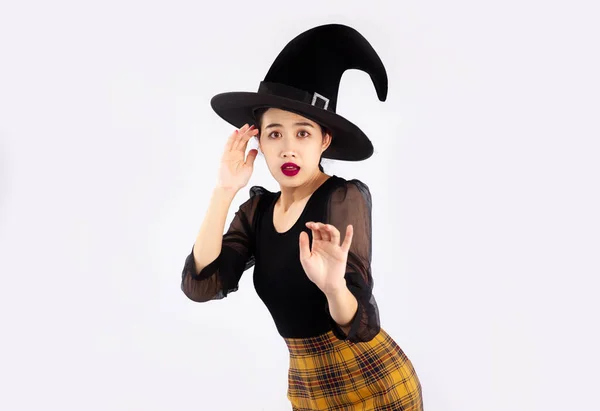 Thème Halloween Jeune Femme Asiatique Portant Chapeau Sorcière Posant Peur — Photo