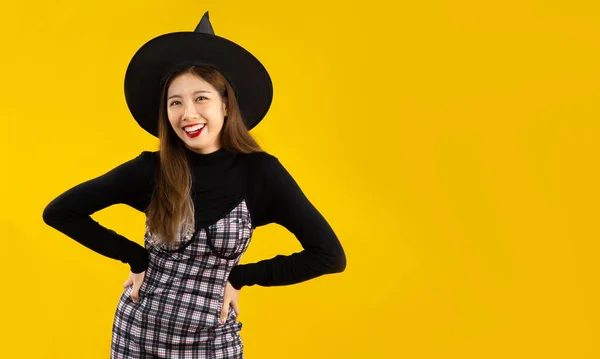 Thème Halloween Jeune Jolie Fille Asiatique Costume Sorcière Portant Chapeau — Photo