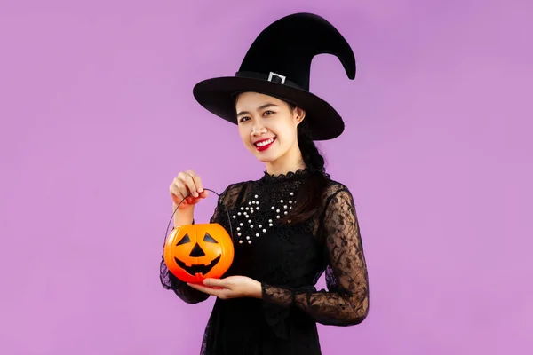 Cadılar Bayramı Teması Cadı Kostümlü Siyah Cadı Şapkası Takan Elinde — Stok fotoğraf
