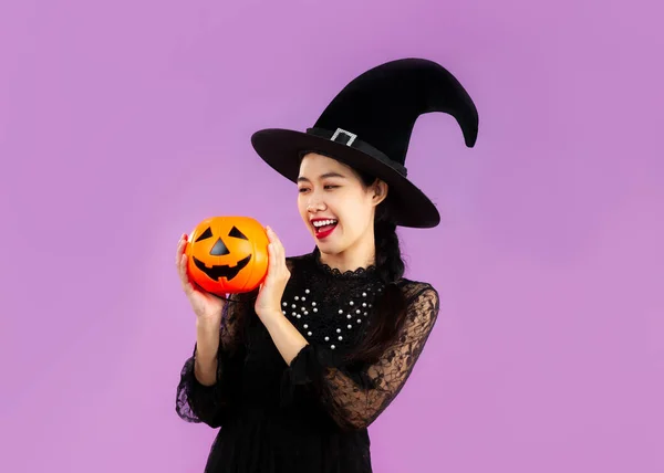 Cadılar Bayramı Teması Seçkin Siyah Elbiseli Mutlu Asyalı Kadın Cadı — Stok fotoğraf
