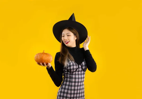 Halloween Thema Jonge Aziatische Vrouw Zwarte Jurk Dragen Heks Hoed — Stockfoto