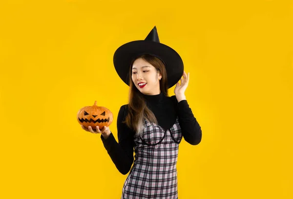 Halloween Thema Jonge Aziatische Vrouw Zwarte Jurk Dragen Heks Hoed — Stockfoto