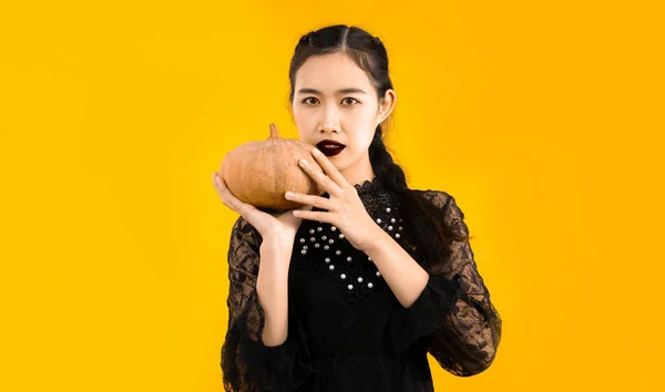 Tema Halloween Giovane Donna Asiatica Abito Nero Con Zucca Posa — Foto Stock