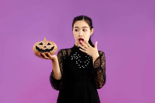 Halloween Thema Jonge Mooie Vrouw Zwarte Jurk Houden Pompoen Poseren — Stockfoto