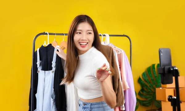 Koncepcja Streamingu Żywo Młoda Blogerka Azjatycka Pokazująca Ubrania Przed Kamerą — Zdjęcie stockowe