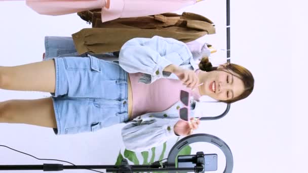 4K的亚洲女孩现场直播视频 在智能手机摄像机前展示眼镜 在家里的宠物店销售 垂直故事录像 — 图库视频影像