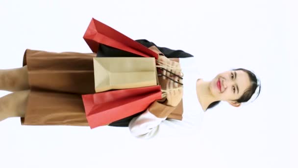 Młoda Azjatka Niosąca Torby Zakupy Białym Tle Video Zakupy Ludzi — Wideo stockowe