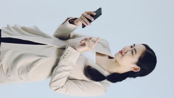 Joven Mujer Negocios Asiática Chaqueta Color Beige Usando Smartphone Tocando — Vídeos de Stock