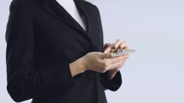 Wideo Bizneswoman Czarnej Kurtce Trzymając Korzystając Smartfona Dotykając Rozmowy Zakupów — Wideo stockowe