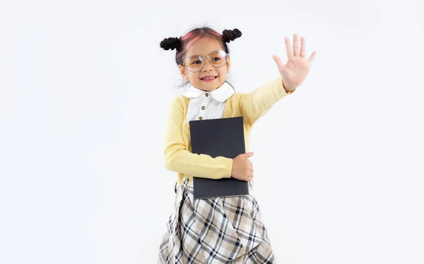 Junior Escola Asiática Estudante Com Livro Posando Fundo Branco Volta — Fotografia de Stock