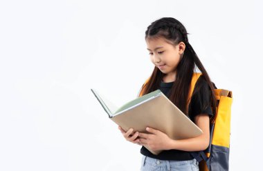 Özel üniformalı ilkokul çocuğu beyaz arka plan üzerine kitap okuyor. Okula geri dön..