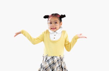 Beyaz arka planda sıradan sarı kazaklı tatlı Asyalı çocuk..