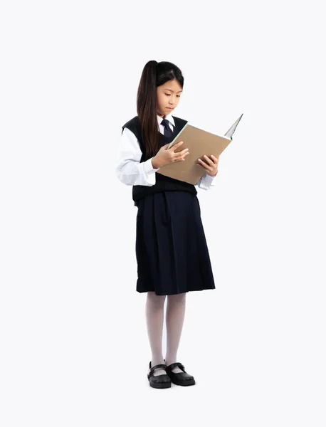 Ασιάτισσα Κοπέλα Φοιτητική Σχολική Στολή Στέκεται Και Διαβάζοντας Βιβλίο Λευκό — Φωτογραφία Αρχείου