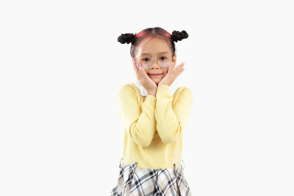 Bonito Ásia Menina Amarelo Sweatshirt Posando Mãos Rosto Branco Fundo — Fotografia de Stock