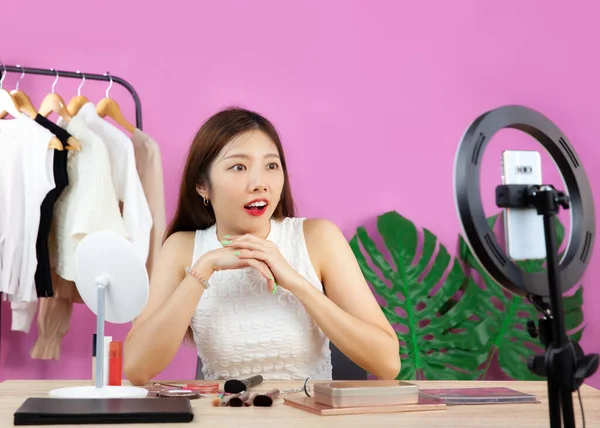 Young Asian Woman Beauty Blogger Sitting Showing How Make Selling — Zdjęcie stockowe