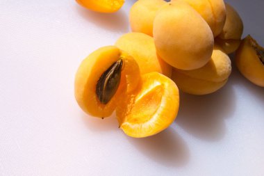 Beyaz arkaplanda sarı kayısılar, kapat, boşluğu kopyala