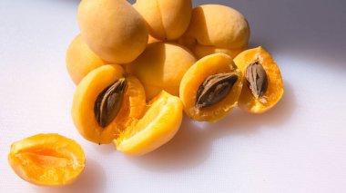 Beyaz arkaplanda sarı kayısılar, kapat, boşluğu kopyala