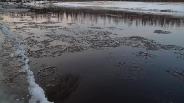 Ποταμός Όχθη Κινούμενο Πάγο Στο Νερό Κατά Ηλιοβασίλεμα Τήξη Πάγου — Αρχείο Βίντεο