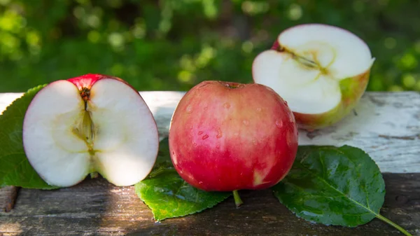 Roter Apfel Mit Aufgeschnittenen Wassertropfen Auf Einem Alten Tisch Nahaufnahme — Stockfoto