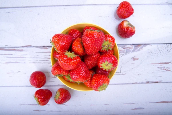 Strawberries Plate White Table Top View Copy Space — Stockfoto