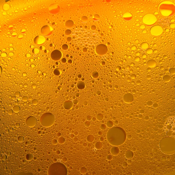 Suda açık sarı yağ kabarcıkları, soyut arkaplan