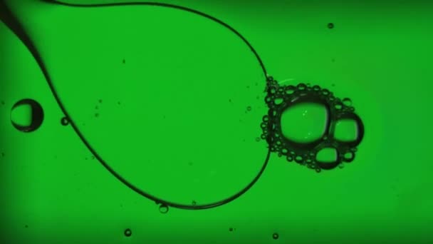 Oil Bubbles Streaks Water Light Green Light Macroscopic — Vídeo de Stock