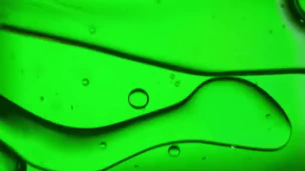 Oil Bubbles Streaks Water Light Green Light Macroscopic — Wideo stockowe