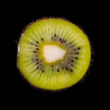 Siyah arkaplanda Kiwi, yakın plan, makro fotoğraf, kopyalama alanı