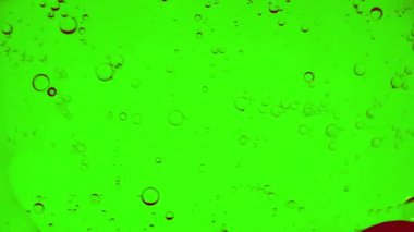 Yağ kabarcıkları yavaş çekimde lekelenir, gradyan aydınlatma, makro, reklam için arka plan