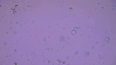 Yağ kabarcıkları yavaş çekimde lekelenir, gradyan aydınlatma, makro, reklam için arka plan