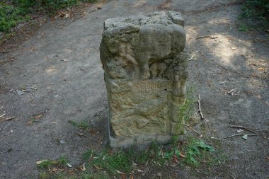 Berlin 'in tarihi simgeleri. Kornerplatz Park 'taki heykel, Mahlsdorf, Berlin, Almanya 