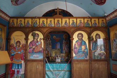 Akdeniz kıyısındaki uçurumun kenarındaki Agios Nikolaos 'un küçük güzel şapelinin içi. Kolympia, Rodos, Yunanistan  