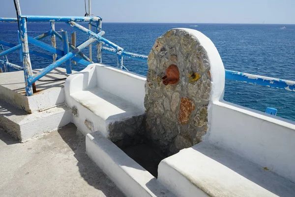 Uma Fonte Perto Capela Ágios Nikolaos Localizada Penhasco Costa Mediterrânea — Fotografia de Stock