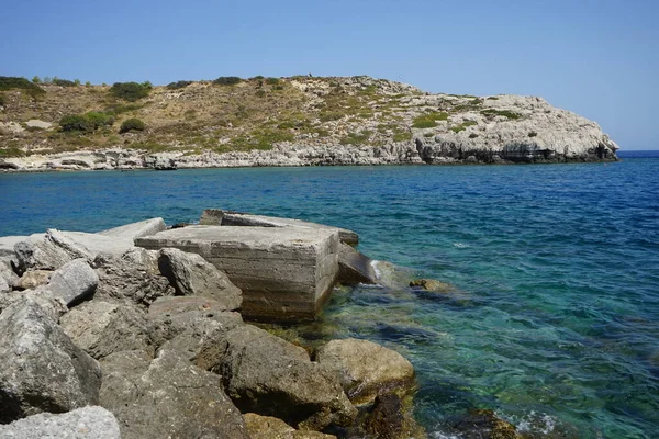 ギリシャのロードス島の岩の海岸線と地中海の壮大な海洋景観 — ストック写真