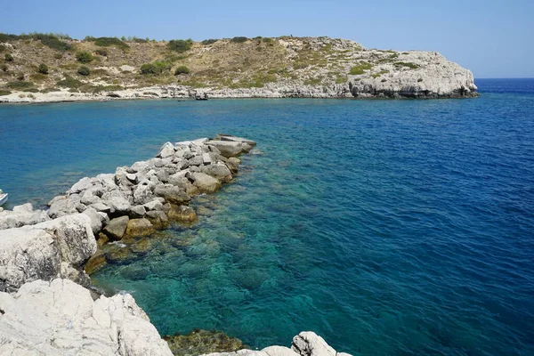 ギリシャのロードス島の岩の海岸線と地中海の壮大な海洋景観 — ストック写真