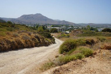 Kolymbia Flag Hill, Kolympia 851 02, Yunanistan 'da eşsiz bitki örtüsüyle muhteşem bir dağ manzarası.
