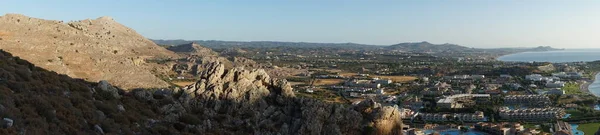 パノラマ写真 地中海と背景にコリンピアの村の建築を見て壮大な風景 コリンピア ロードス ギリシャ — ストック写真