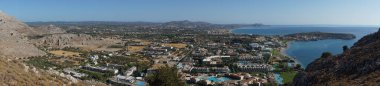 Fotoğraf panoraması. Arka planda Akdeniz manzarası ve Kolympia köyünün mimarisi, Kolympia, Rodos, Yunanistan 