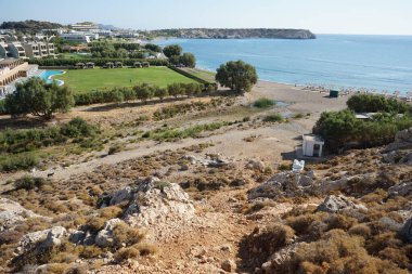 Arka planda Akdeniz manzarası ve Kolympia köyünün mimarisi, Kolympia, Rodos, Yunanistan 