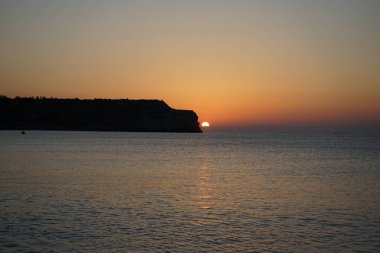 Yunanistan 'ın Rodos eyaletinin Kolympia kenti açıklarında Akdeniz üzerinde gün doğumu  