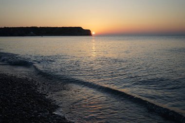 Yunanistan 'ın Rodos eyaletinin Kolympia kenti açıklarında Akdeniz üzerinde gün doğumu   