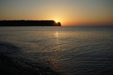 Yunanistan 'ın Rodos eyaletinin Kolympia kenti açıklarında Akdeniz üzerinde gün doğumu  