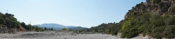 Fotografické Panorama Nádherná Hornatá Krajina Blízkosti Vyprahlého Koryta Řeky Loutani — Stock fotografie