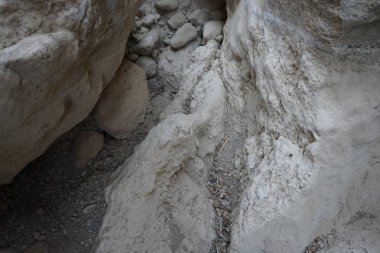 Loutani nehrinin kavrulmuş nehir yatağının çevresindeki muhteşem dağ manzarası. Kolympia, Rodos, Yunanistan 