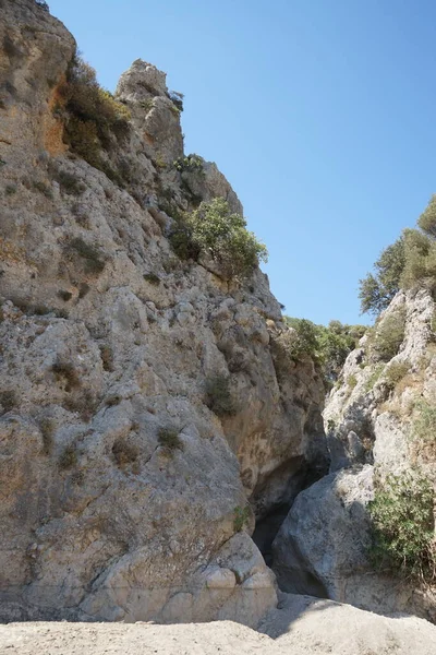 Herrliche Berglandschaft Der Nähe Des Ausgetrockneten Flussbettes Des Flusses Loutani — Stockfoto