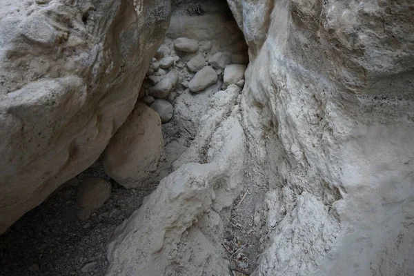 Loutani nehrinin kavrulmuş nehir yatağının çevresindeki muhteşem dağ manzarası. Kolympia, Rodos, Yunanistan 
