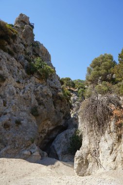 Loutani nehrinin kavrulmuş nehir yatağının çevresindeki muhteşem dağ manzarası. Kolympia, Rodos, Yunanistan 