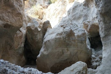 Loutani nehrinin kavrulmuş nehir yatağının çevresindeki muhteşem dağ manzarası. Kolympia, Rodos, Yunanistan 