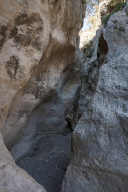 Loutani nehrinin kavrulmuş nehir yatağının çevresindeki muhteşem dağ manzarası. Kolympia, Rodos, Yunanistan 